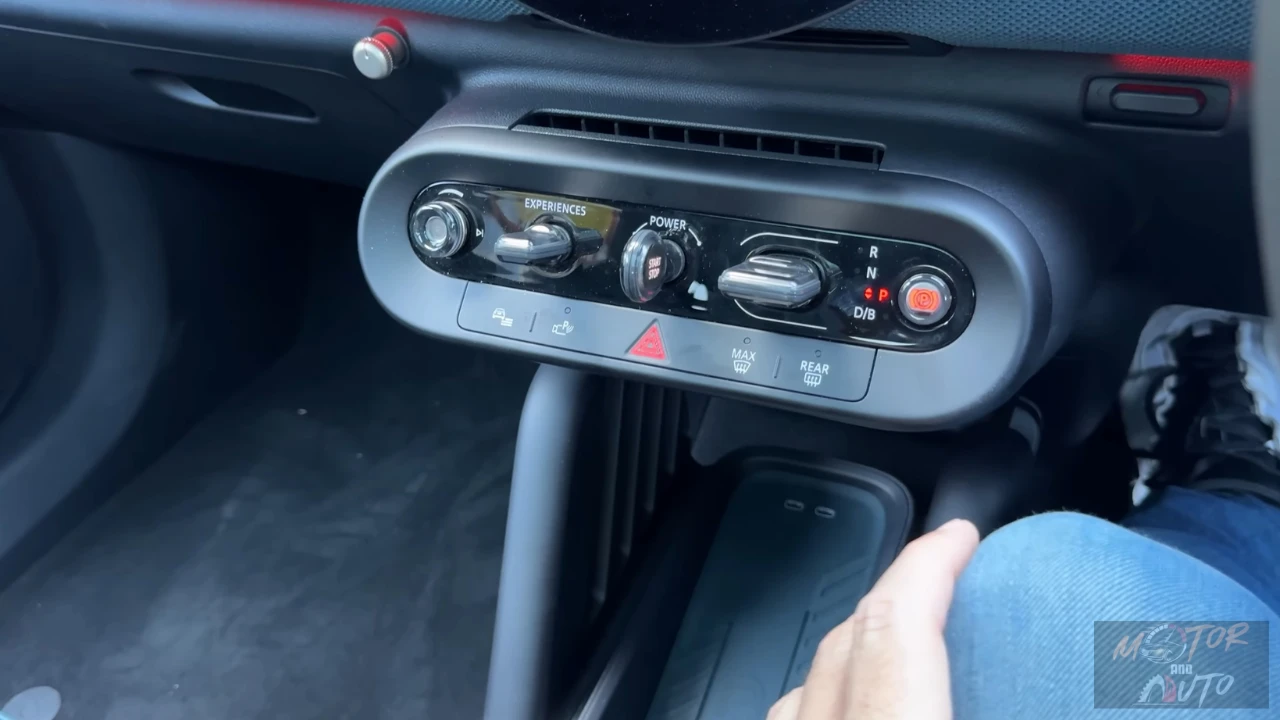 Middenconsole van de 2025 Mini Aceman met retro-geïnspireerde tuimelschakelaars voor rijmodi, aan/uit-knop, versnellingsselectie en waarschuwingslichten