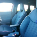 Compleet voorinterieur zicht van de 2025 Mini Aceman met panoramisch glazen schuifdak, blauwe bekleding en ruime cabine-ontwerp