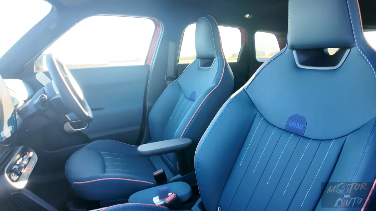 Compleet voorinterieur zicht van de 2025 Mini Aceman met panoramisch glazen schuifdak, blauwe bekleding en ruime cabine-ontwerp