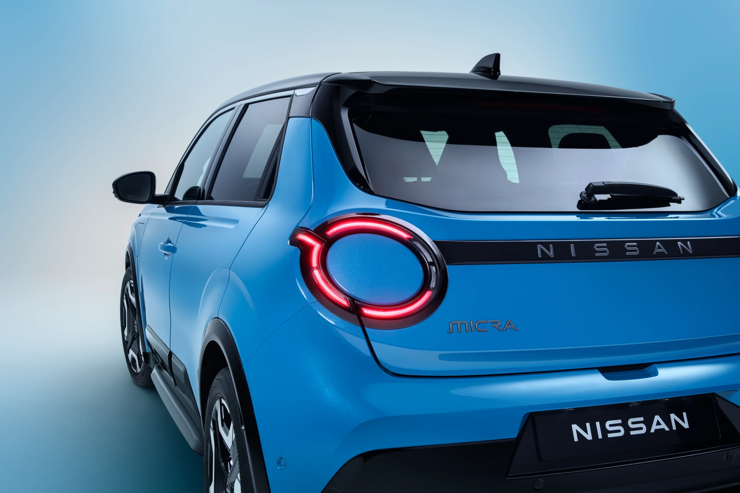 2025 Nissan Micra EV - Achter Driekwart Aanzicht