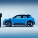 2025 Nissan Micra EV Zijprofiel Tijdens Opladen