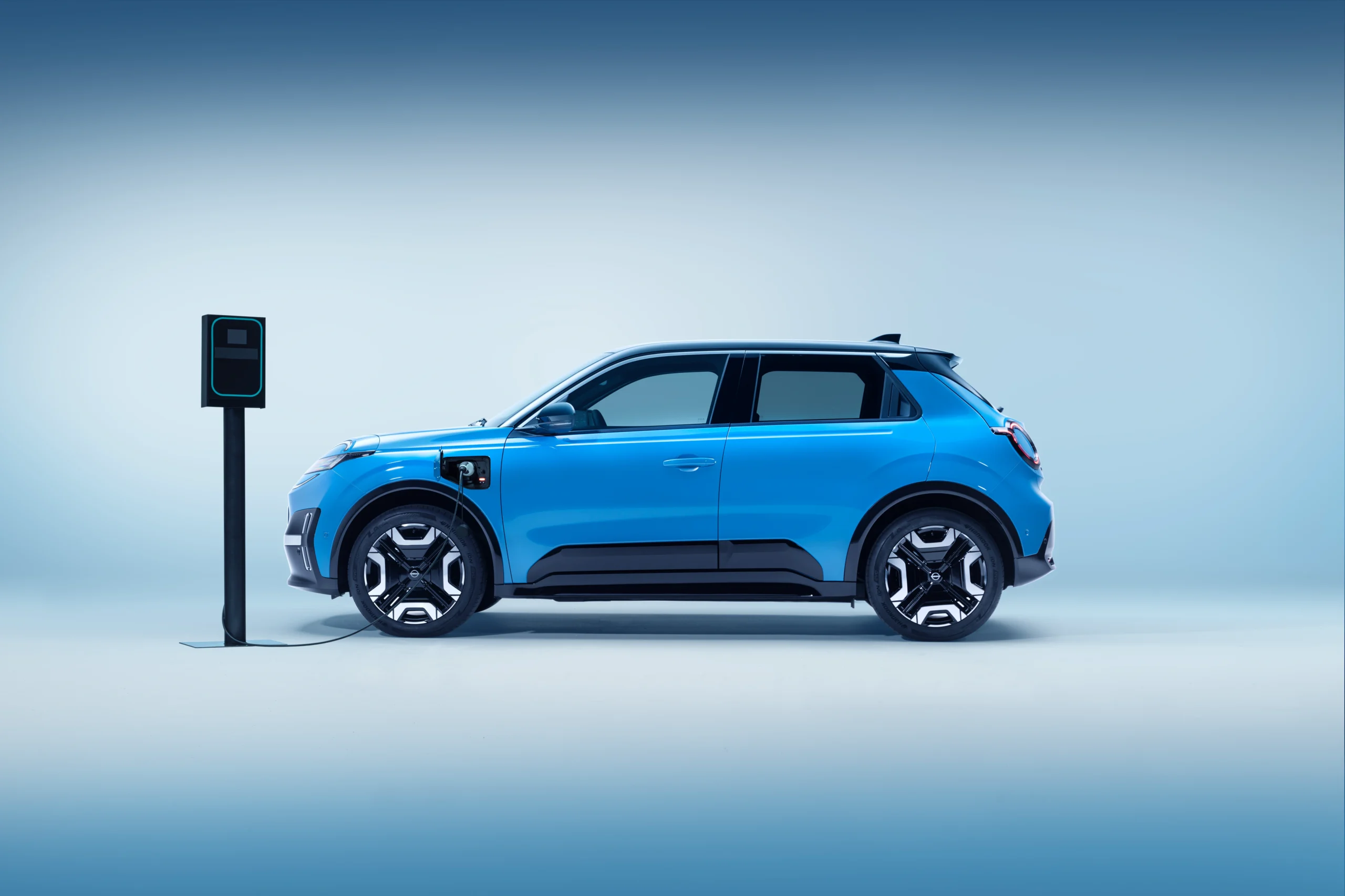 2025 Nissan Micra EV Zijprofiel Tijdens Opladen