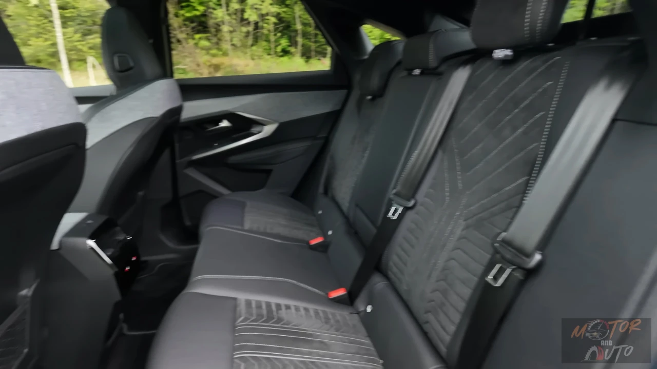 2025 Peugeot E-3008 Dual Motor - Achterbank Details met Stof Trim