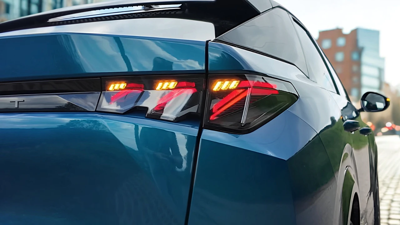 2025 Peugeot E-3008 Dual Motor - Achterlicht Drie-Klauw Kenmerk