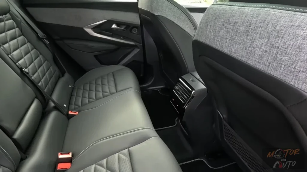 2025 Peugeot E-3008 Dual Motor - Achterpassagier Ruimte en Beenruimte