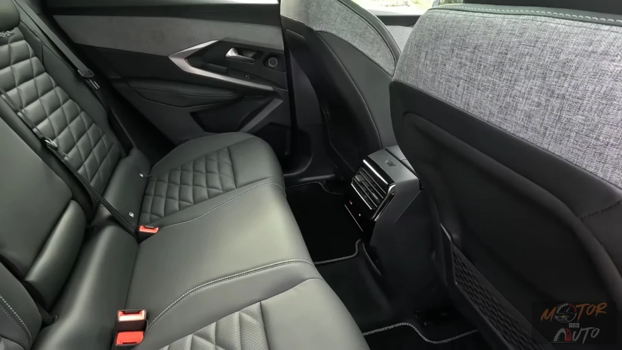 2025 Peugeot E-3008 Dual Motor - Achterpassagier Ruimte en Beenruimte