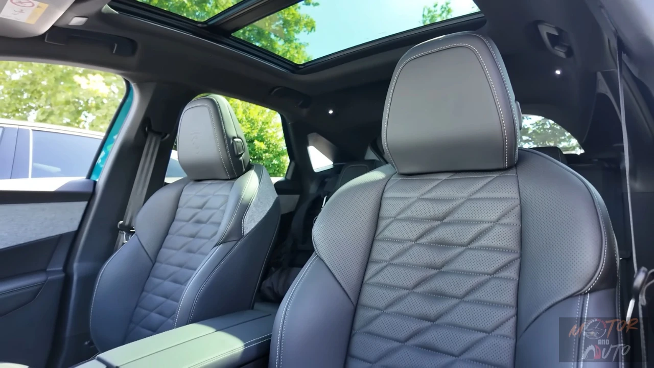 2025 Peugeot E-3008 Dual Motor - Premium Gewatteerde Stoelen met Panoramadak