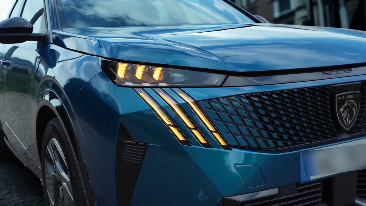 2025 Peugeot E-3008 Dual Motor - Voor Grille en Drie-Klauw LED Detail