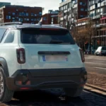 Achteraanzicht van de lichtblauwe 2025 Renault 4 E-Tech Electric met zijn kenmerkende driedelige LED-achterlichten en aflopend achterontwerp