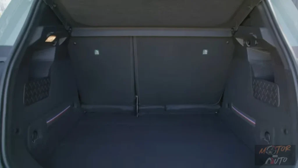 De ruime bagageruimte van 420 liter van de 2025 Renault 4 E-Tech Electric met zijn lage laaddrempel