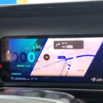 Het 10-inch digitale instrumentenpaneel van de 2025 Renault 4 E-Tech Electric met rijinformatie, batterijstatus en navigatie