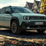 Driekwart aanzicht van de lichtblauwe 2025 Renault 4 E-Tech Electric met zijn 18-inch lichtmetalen velgen en kenmerkende carrosserie