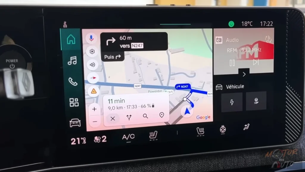 Het 10-inch infotainment touchscreen van de 2025 Renault 4 E-Tech Electric met Google Maps-navigatie en geïntegreerde klimaatbediening