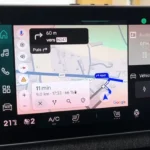 Het 10-inch infotainment touchscreen van de 2025 Renault 4 E-Tech Electric met Google Maps-navigatie en geïntegreerde klimaatbediening