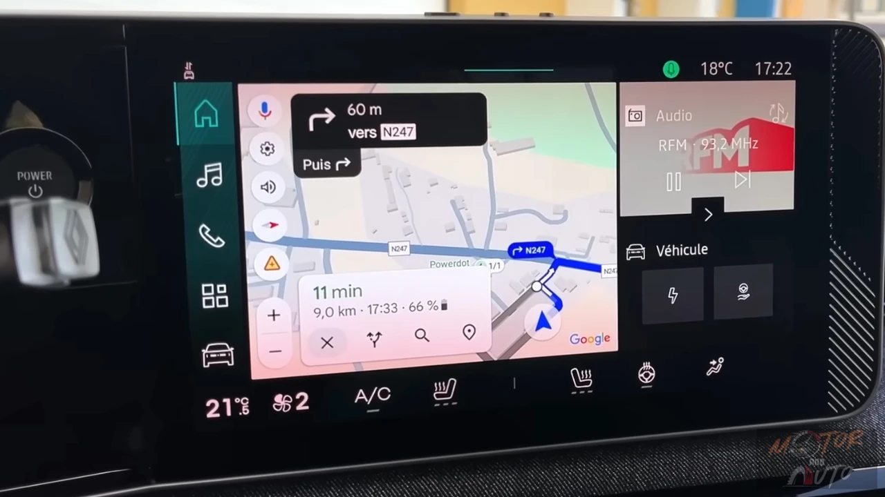 Het 10-inch infotainment touchscreen van de 2025 Renault 4 E-Tech Electric met Google Maps-navigatie en geïntegreerde klimaatbediening