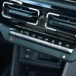 Rij fysieke knoppen voor klimaatregeling in de 2025 Renault 4 E-Tech Electric, waarmee temperatuur en ventilatie-instellingen gemakkelijk kunnen worden aangepast zonder het touchscreen te gebruiken
