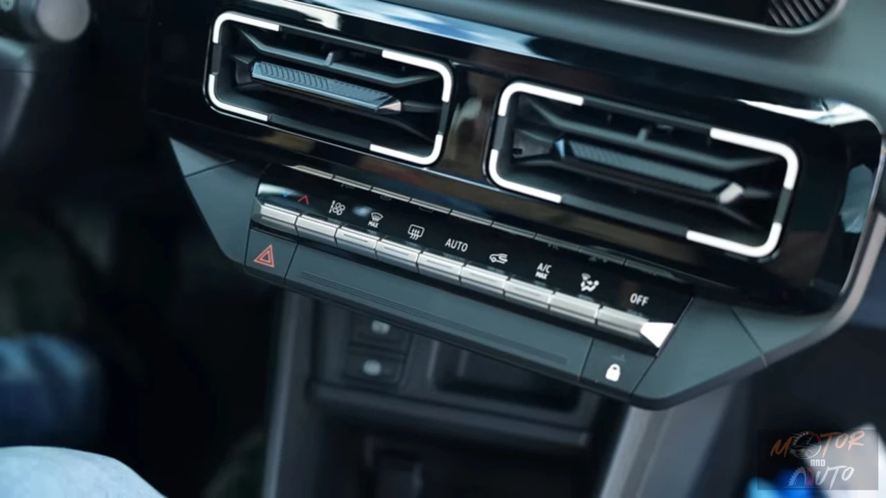 Rij fysieke knoppen voor klimaatregeling in de 2025 Renault 4 E-Tech Electric, waarmee temperatuur en ventilatie-instellingen gemakkelijk kunnen worden aangepast zonder het touchscreen te gebruiken