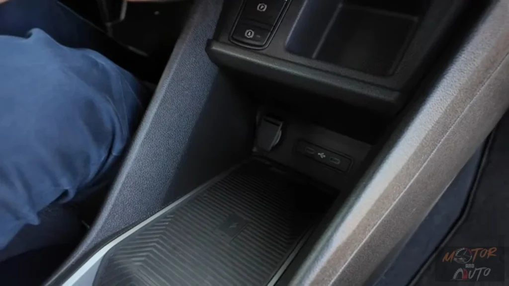 Opbergruimte in de onderste middenconsole van de Renault 4 E-Tech Electric uit 2025 met USB-C-poorten en draadloos oplaadgebied