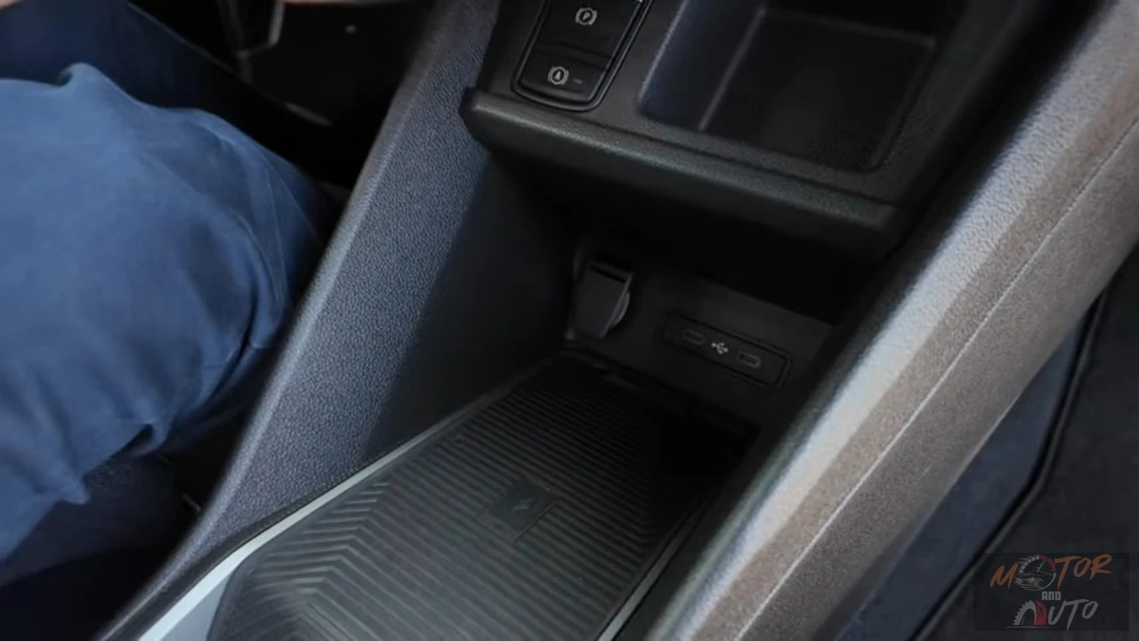 Opbergruimte in de onderste middenconsole van de Renault 4 E-Tech Electric uit 2025 met USB-C-poorten en draadloos oplaadgebied