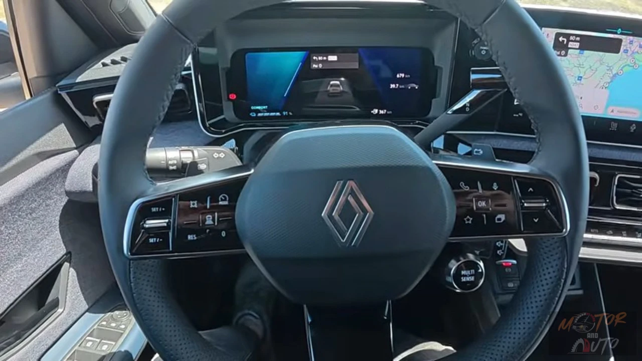 Close-up van het met leder beklede multifunctionele stuurwiel van de 2025 Renault 4 E-Tech Electric met geïntegreerde knoppen voor cruise control, media en rijhulpsystemen