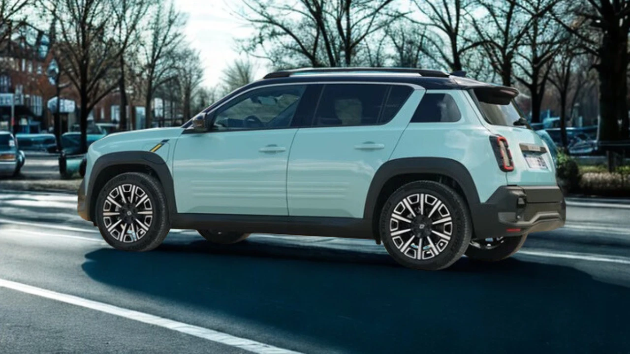 Zijaanzicht van de lichtblauwe 2025 Renault 4 E-Tech Electric met zijn kenmerkende crossover-proporties en drie decoratieve lijnen op de portieren