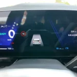 Het 12,3" OpenR instrumentenpaneel van de 2025 Renault Austral toont hybride systeem status, bereik informatie en aanpasbare bestuurders informatie in Comfort modus.