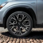 Detail opname van 2025 Renault Austral 20-inch lichtmetalen velg met Altitude design patroon en Michelin band