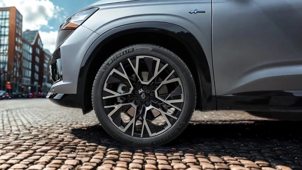 Detail opname van 2025 Renault Austral 20-inch lichtmetalen velg met Altitude design patroon en Michelin band