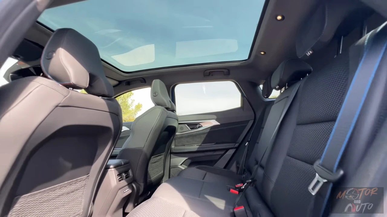Uitgebreid zicht op de achter cabine van de 2025 Renault Austral benadrukt de royale ruimte, panoramisch glazen dak en premium interieur materialen overal.