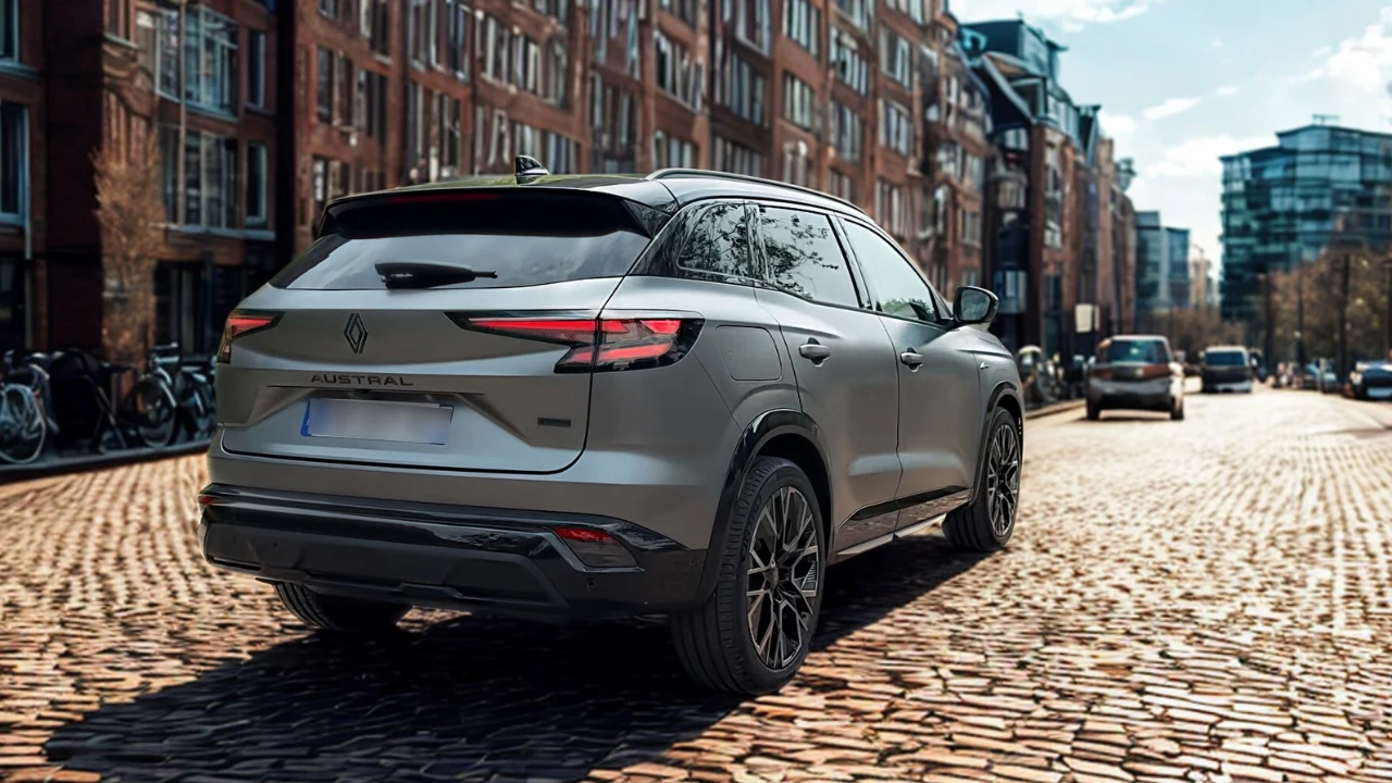 Achter driekwart aanzicht van 2025 Renault Austral op stadsstraat met bijgewerkte achterzijde styling en SUV proporties