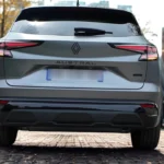 Achteraanzicht van 2025 Renault Austral met nieuw LED achterlicht ontwerp, AUSTRAL letters en bijgewerkte achterzijde styling