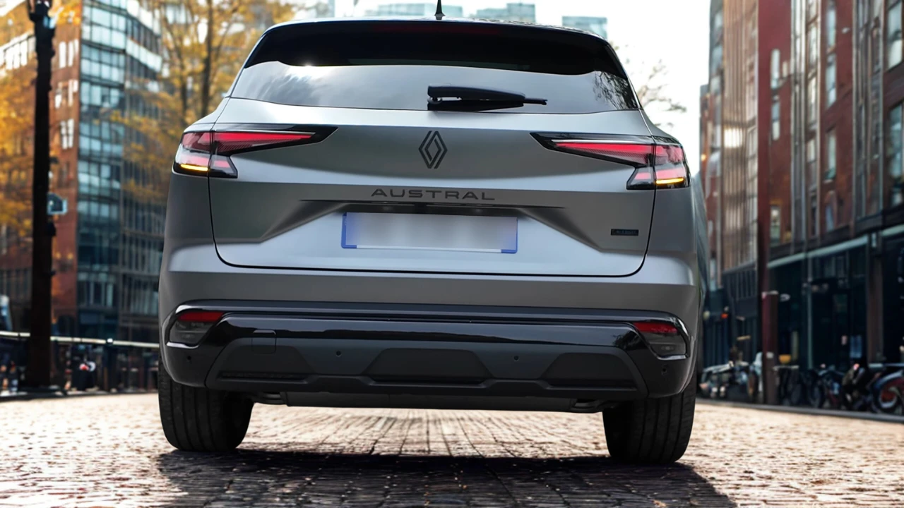 Achteraanzicht van 2025 Renault Austral met nieuw LED achterlicht ontwerp, AUSTRAL letters en bijgewerkte achterzijde styling