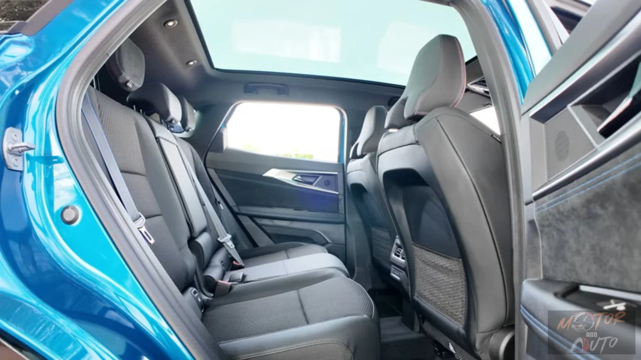 Achterpassagier gebied van de 2025 Renault Austral toont ruime zitplaatsen, verschuifbare bank functionaliteit en het optionele panoramische glazen dak voor een luchtig cabine gevoel.
