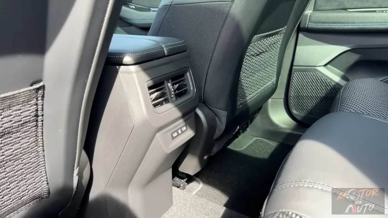 Achterpassagier gebied van 2025 Renault Austral met klimaat roosters en USB-C oplaadpoorten
