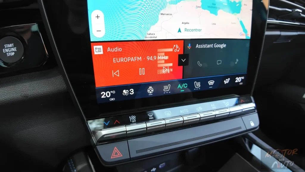 Gedetailleerd beeld van het infotainment van de 2025 Renault Austral toont audio bediening, klimaat instellingen en Google Assistant integratie met fysieke klimaat knoppen eronder.