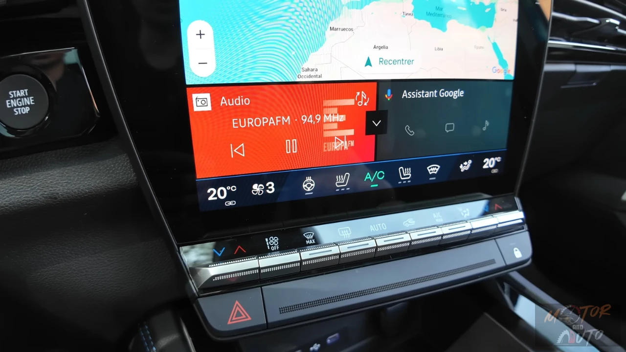 Gedetailleerd beeld van het infotainment van de 2025 Renault Austral toont audio bediening, klimaat instellingen en Google Assistant integratie met fysieke klimaat knoppen eronder.