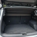 Interieur zicht op de bagageruimte van de 2025 Renault Austral toont 487-527 liter kofferruimte met optioneel dubbele bodem opbergvak.