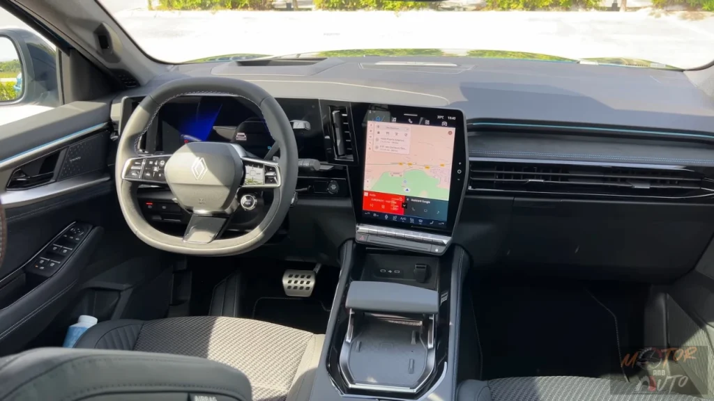 Dashboard van 2025 Renault Austral met OpenR navigatie systeem met Google Maps en moderne interieur indeling