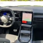 Dashboard van 2025 Renault Austral met OpenR navigatie systeem met Google Maps en moderne interieur indeling