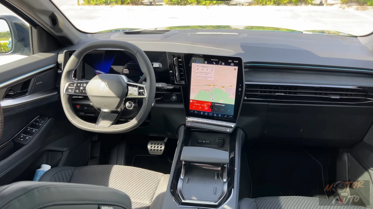 Dashboard van 2025 Renault Austral met OpenR navigatie systeem met Google Maps en moderne interieur indeling