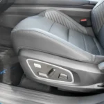 Gedetailleerd beeld van de elektrische stoelverstelling en aluminium Alpine sport pedalen met verbeterd grippatroon van de 2025 Renault Austral.