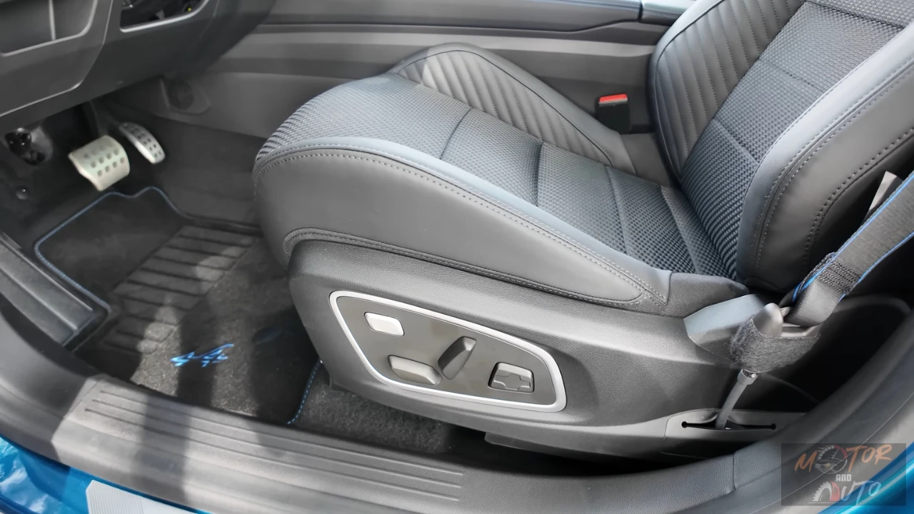 Gedetailleerd beeld van de elektrische stoelverstelling en aluminium Alpine sport pedalen met verbeterd grippatroon van de 2025 Renault Austral.