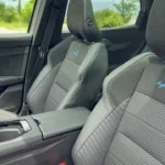 Premium voorstoelen van de 2025 Renault Austral Esprit Alpine met blauwe "A" logo's, Alcantara inzetstukken en elektrisch verstelbare stoelen met geheugenfunctie.