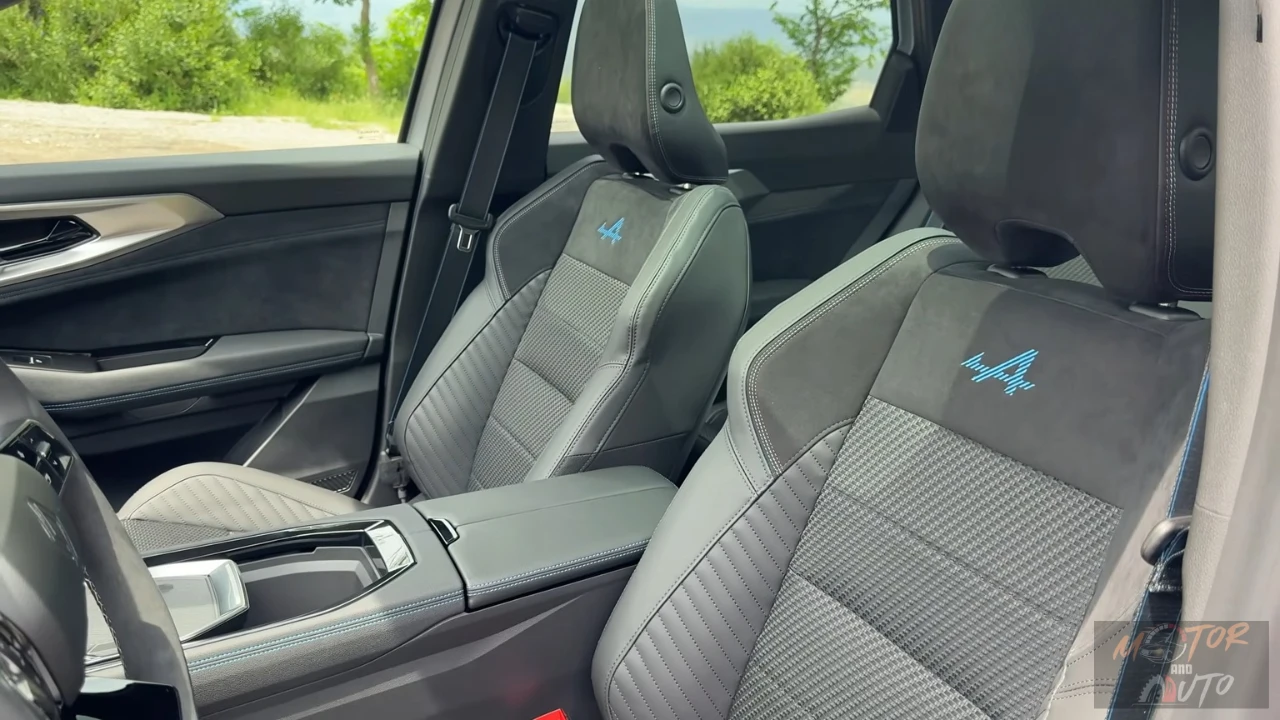 Premium voorstoelen van de 2025 Renault Austral Esprit Alpine met blauwe "A" logo's, Alcantara inzetstukken en elektrisch verstelbare stoelen met geheugenfunctie.