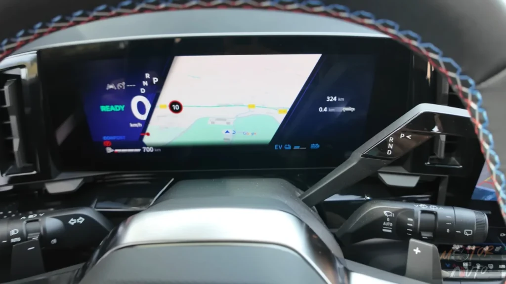 Digitaal instrument display van 2025 Renault Austral met navigatie kaart integratie en hybride systeem status
