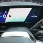 Digitaal instrument display van 2025 Renault Austral met navigatie kaart integratie en hybride systeem status