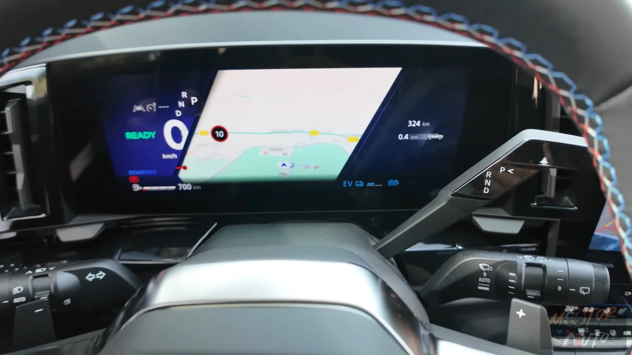 Digitaal instrument display van 2025 Renault Austral met navigatie kaart integratie en hybride systeem status