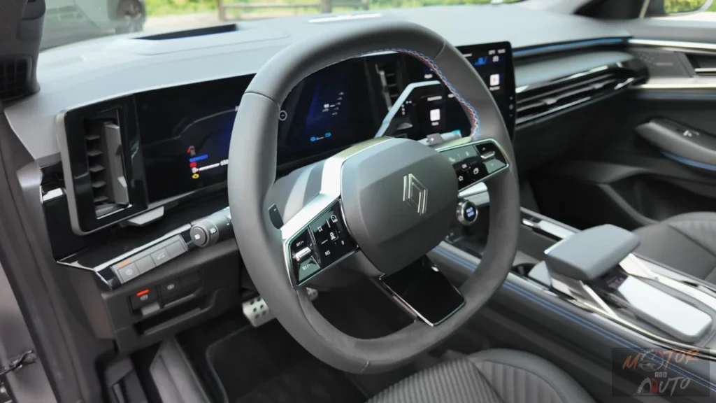 Interieur overzicht van 2025 Renault Austral vanuit bestuurdersstoel met dashboard, stuurwiel en cabine indeling