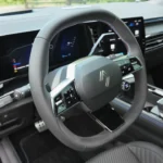 Interieur overzicht van 2025 Renault Austral vanuit bestuurdersstoel met dashboard, stuurwiel en cabine indeling