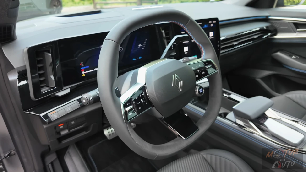 Interieur overzicht van 2025 Renault Austral vanuit bestuurdersstoel met dashboard, stuurwiel en cabine indeling